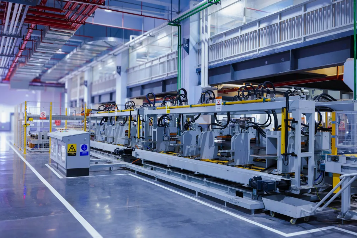 Automatisierte Produktionslinie in einer Fertigungshalle
