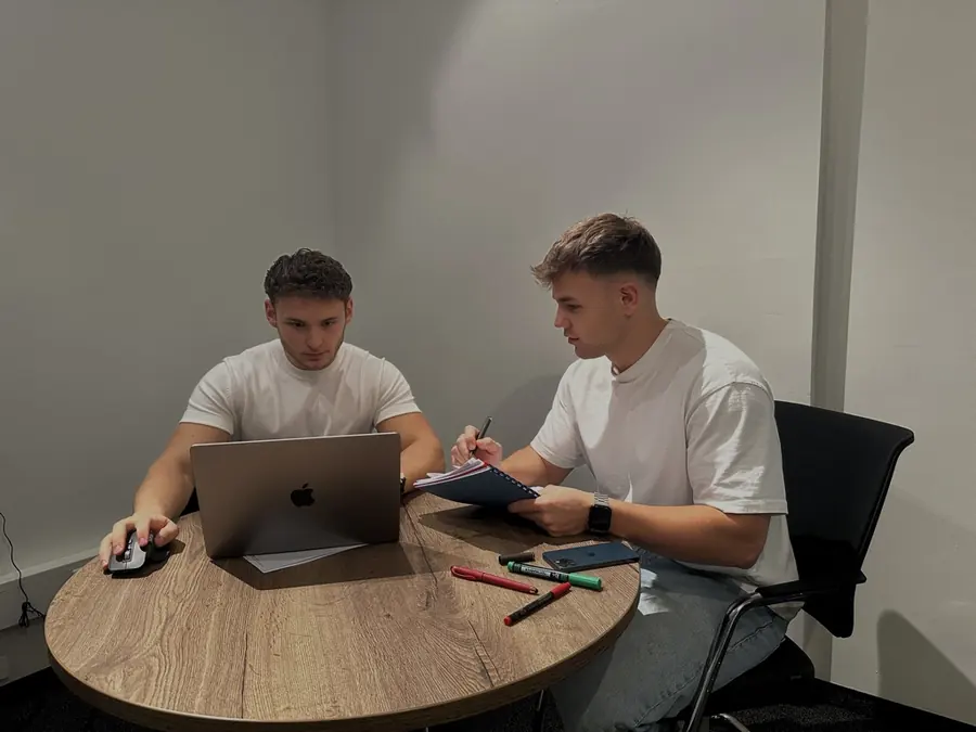 Die WerkUp-Gründer arbeiten gemeinsam am Laptop
