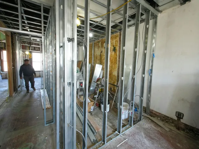 Trockenbauwand aus Metallständern in einem Gebäude im Umbau