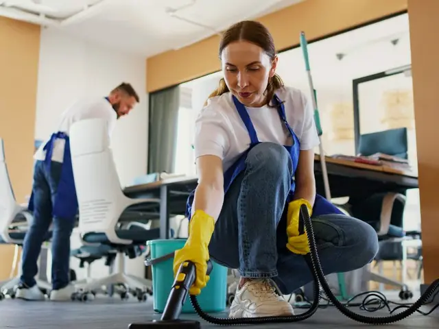 Reinigungskraft bei der Unterhaltsreinigung in einem Büro