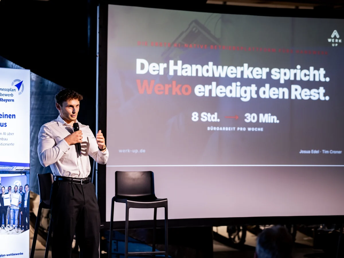 Pitch beim Finale des Businessplanwettbewerbs Nordbayern: Vortrag vor der Folie „Der Handwerker spricht. Werko erledigt den Rest.“